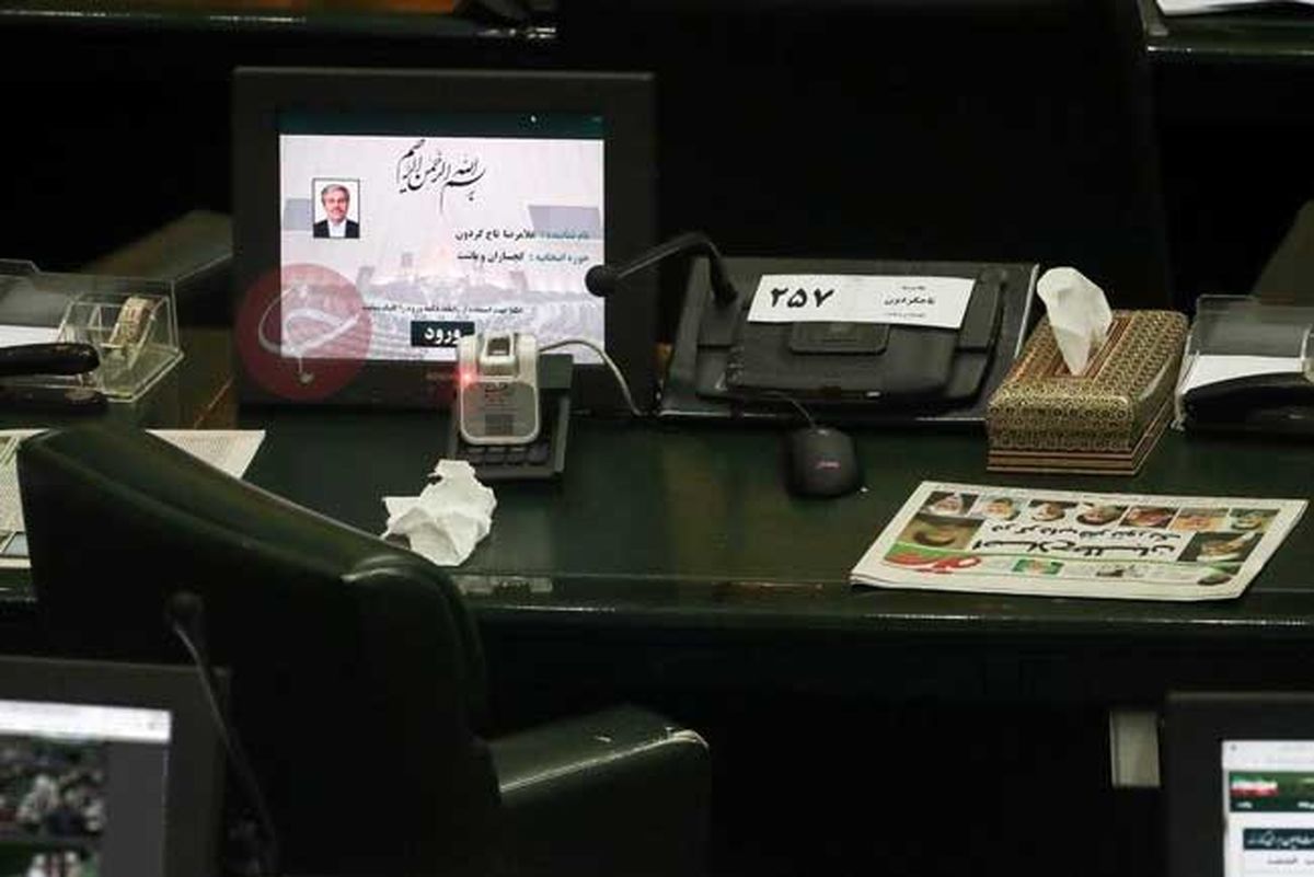 میز کار تاجگردون در مجلس +عکس