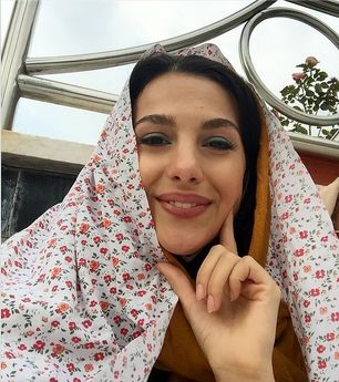 ژست گرفتن جوانه دلشاد با چادر گلی +عکس ژست گرفتن جوانه دلشاد با چادر گلی +عکس