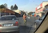 گدایی با رعایت فاصله اجتماعی! +عکس 