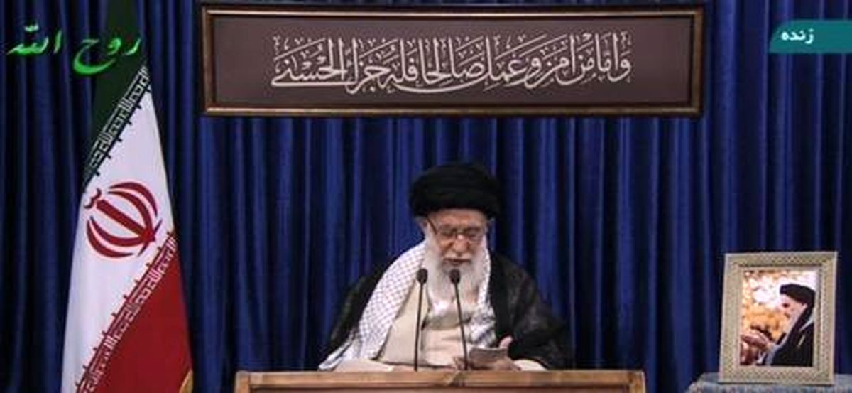 پیام‌ آیه نصب شده در محل سخنرانی رهبر انقلاب+عکس